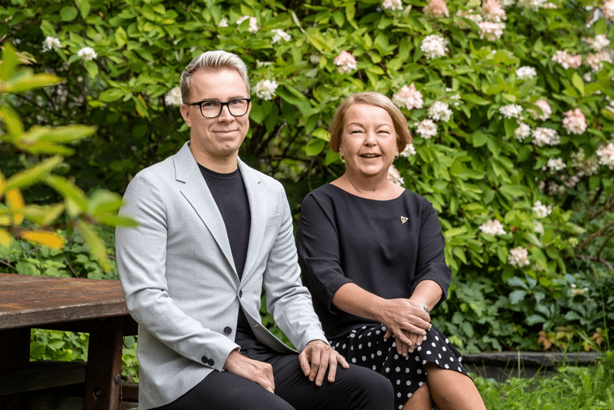 Kuvassa HUS hoito- ja terveystieteiden tutkimuskeskuksen (NRC) tutkimusylihoitaja, dosentti Toni Haapa ja aiemmin tutkimusjohtajana toiminut, professori (h.c.) Kristiina Junttila.